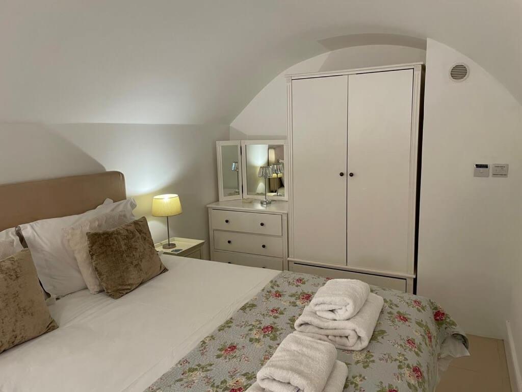 Апартаменты Beautiful 3 Bed Basement Flat With Garden Бат Экстерьер фото
