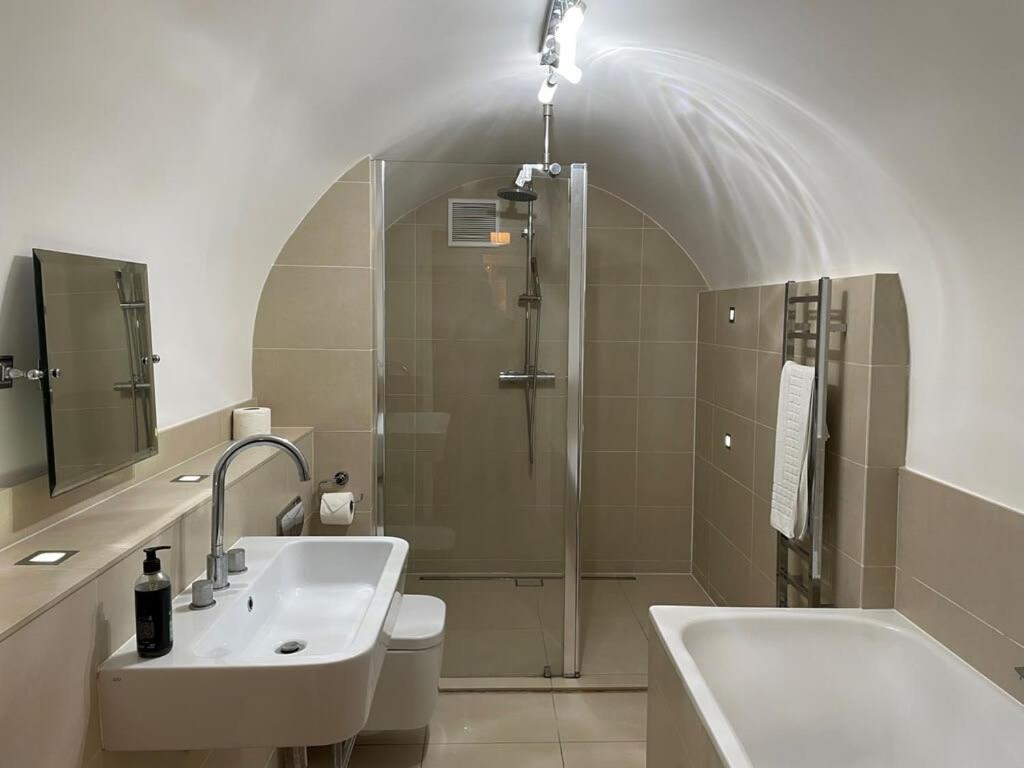 Апартаменты Beautiful 3 Bed Basement Flat With Garden Бат Экстерьер фото